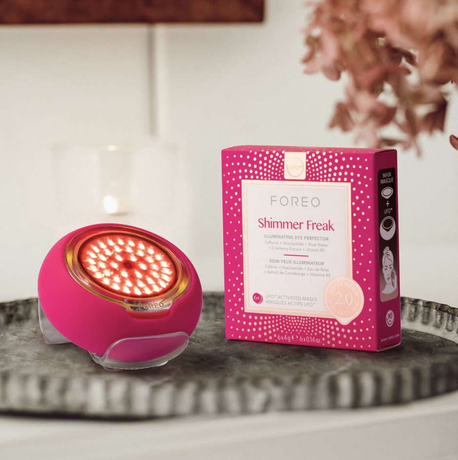 FOREO UFO 3 készülék világító LED-fénnyel, mellette egy doboz UFO maszk